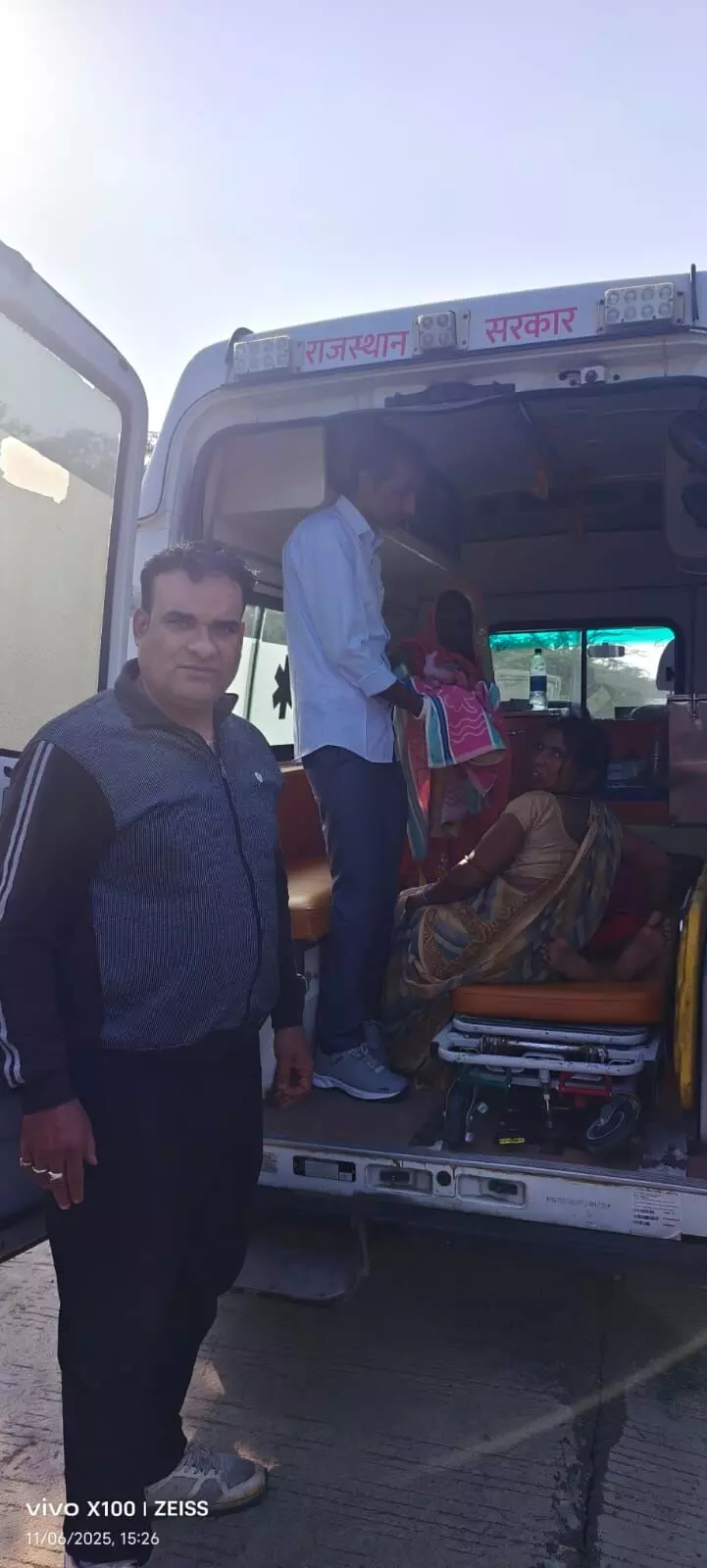 108 एम्बुलेंस में गूंजी किलकारी, स्टाफ ने कराया सुरक्षित प्रसव