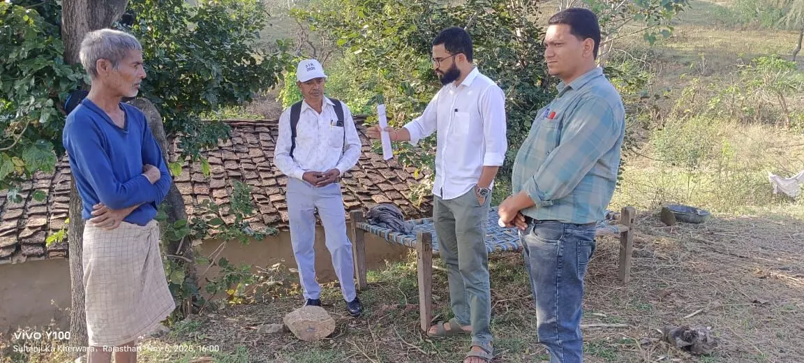 संभागीय आयुक्त ने मतदाताओं के बीच जाकर देखी एसआईआर की प्रक्रिया