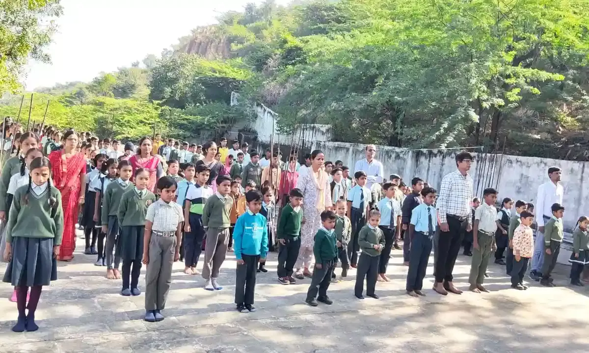 विद्यालयों में एक साथ गूंजा राष्ट्रीय गीत