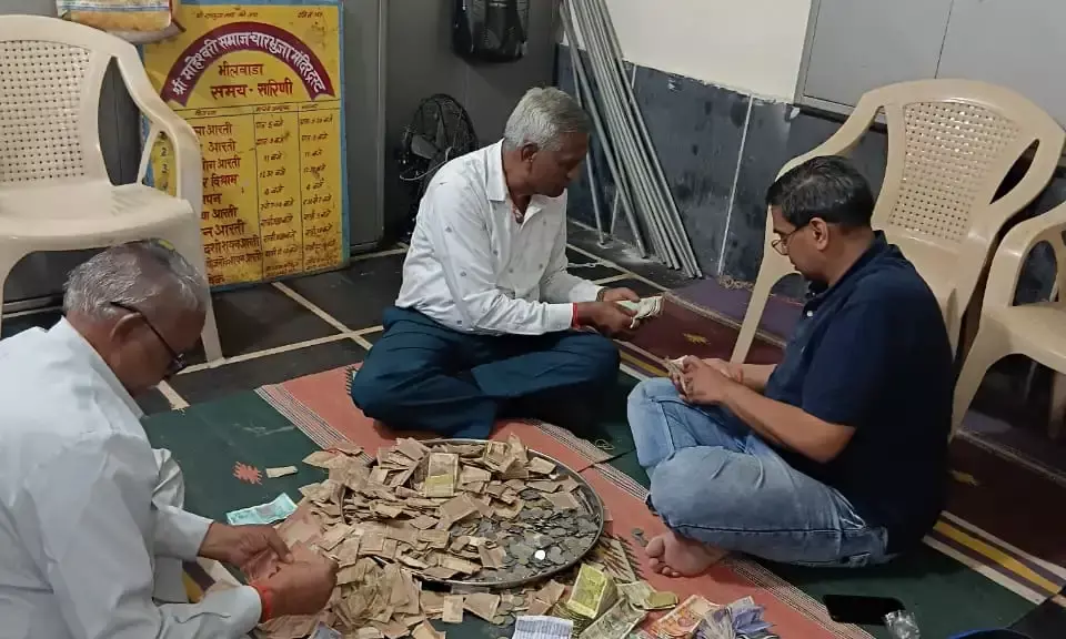 चारभुजा बड़ा मंदिर के दान पात्र से निकले 1,86,141 रुपये