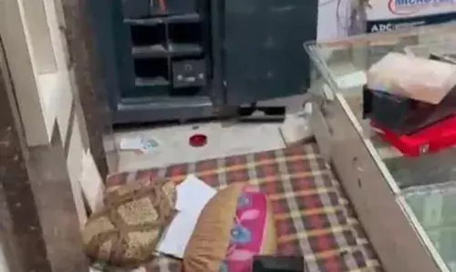 सर्राफा शॉप का शटर उठाकर लाखों के जेवरात उड़ाए