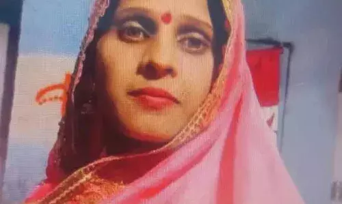 बस पकड़ने निकले परिवार पर टूटी सड़क बनी मौत का सबब, विवाहिता की दर्दनाक मौत बस पकड़ने निकले परिवार पर टूटी सड़क बनी मौत का सबब, विवाहिता की दर्दनाक मौत