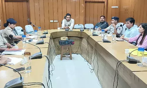 चंदेरिया रोड पर अवैध पार्किंग व धूल नियंत्रण को लेकर जिला कलक्टर ने ली बैठक