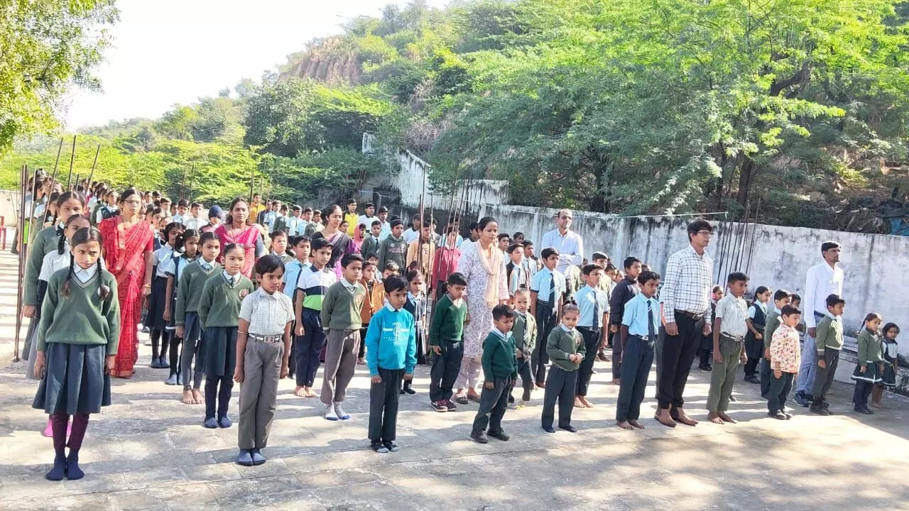 विद्यालयों में एक साथ गूंजा राष्ट्रीय गीत विद्यालयों में एक साथ गूंजा राष्ट्रीय गीत