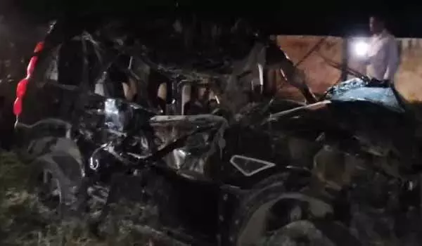 सड़क हादसेे में दो युवकों की हुई मौत, 6 युवक गंभीर रूप से घायल