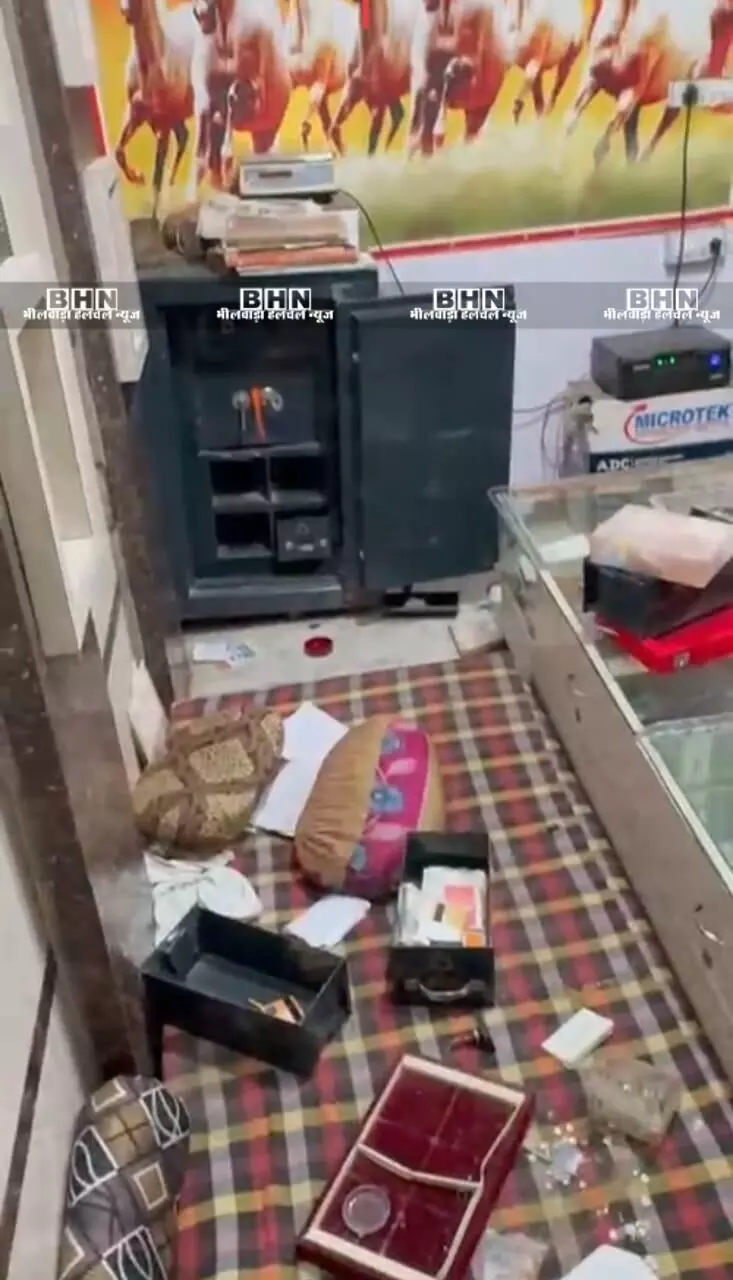 सर्राफा शॉप का शटर उठाकर लाखों के जेवरात उड़ाए सर्राफा शॉप का शटर उठाकर लाखों के जेवरात उड़ाए