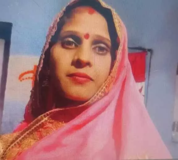 बस पकड़ने निकले परिवार पर टूटी सड़क बनी मौत का सबब, विवाहिता की दर्दनाक मौत बस पकड़ने निकले परिवार पर टूटी सड़क बनी मौत का सबब, विवाहिता की दर्दनाक मौत