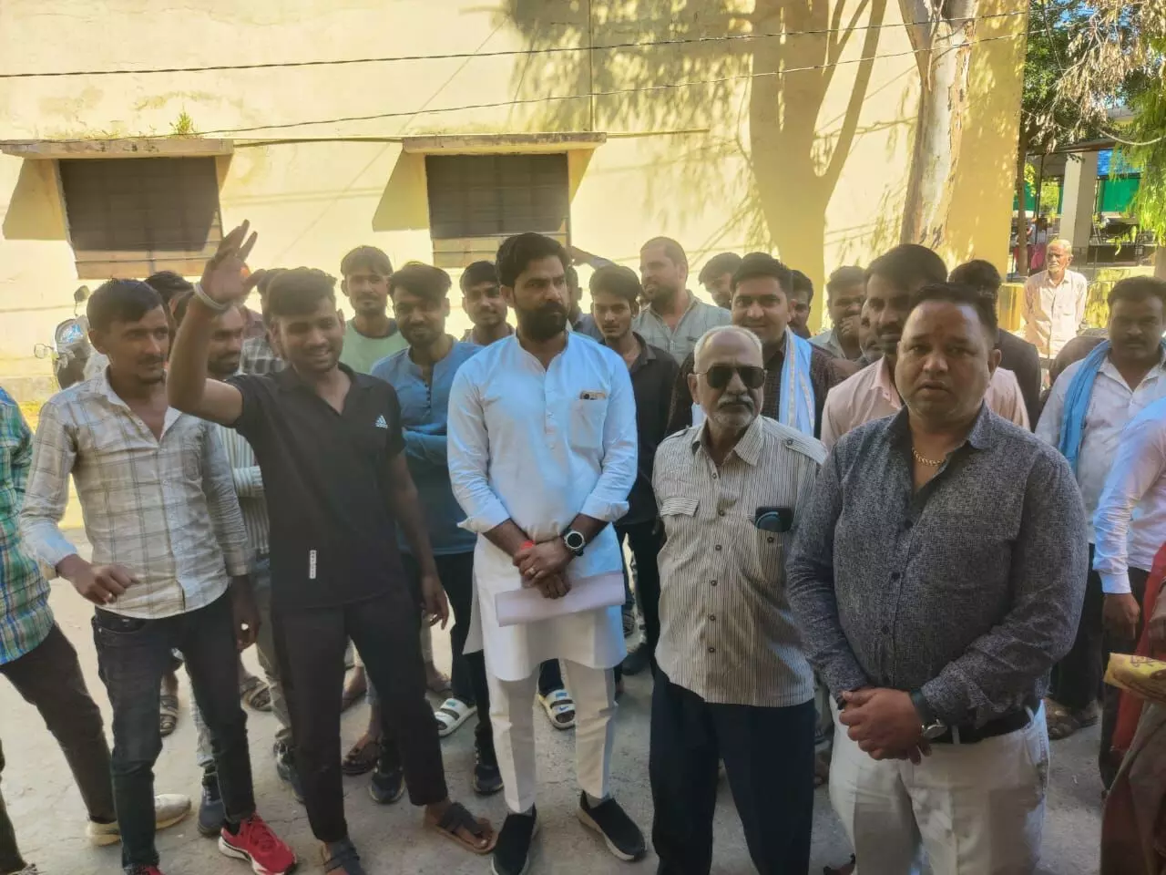 बोरड़ा बावरियान में वन क्षेत्र से लकड़ी चोरी पर आक्रोश, कांग्रेस कार्यकर्ताओं और ग्रामीणों का प्रदर्शन