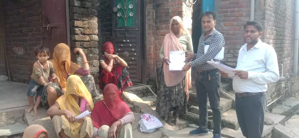 गेणोली में बीएलओ भर रहे गणना प्रपत्र