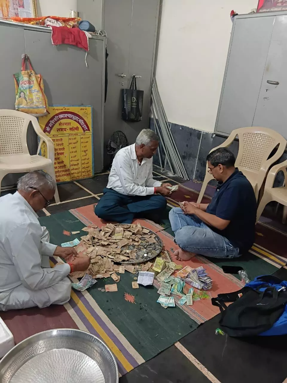 चारभुजा बड़ा मंदिर के दान पात्र से निकले 1,86,141 रुपये चारभुजा बड़ा मंदिर के दान पात्र से निकले 1,86,141 रुपये