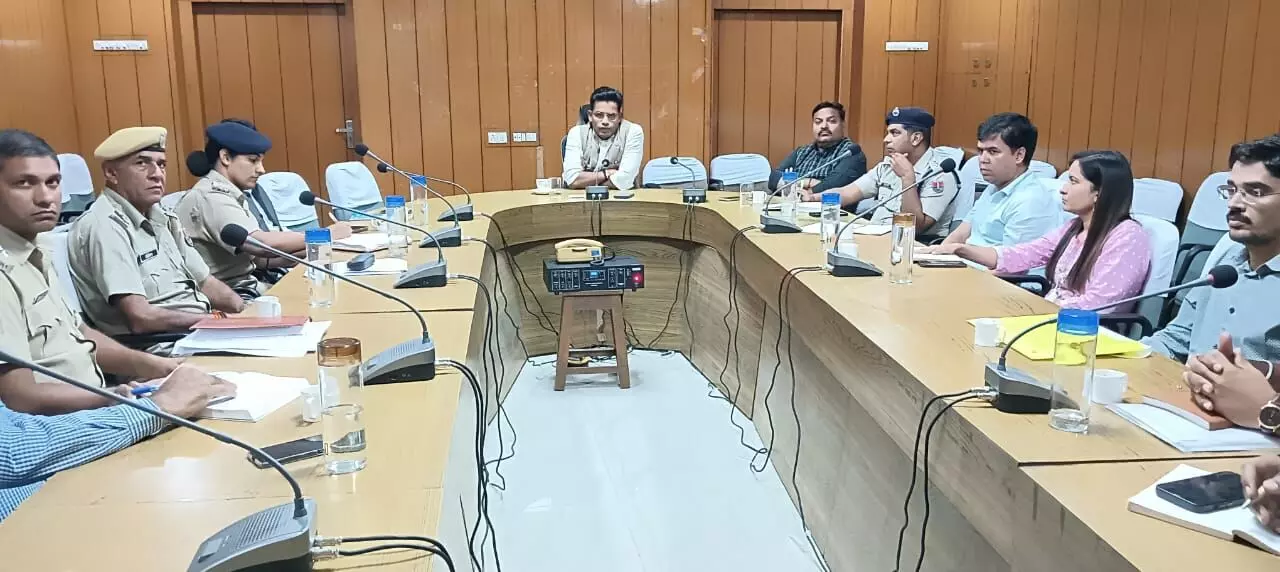 चंदेरिया रोड पर अवैध पार्किंग व धूल नियंत्रण को लेकर जिला कलक्टर ने ली बैठक