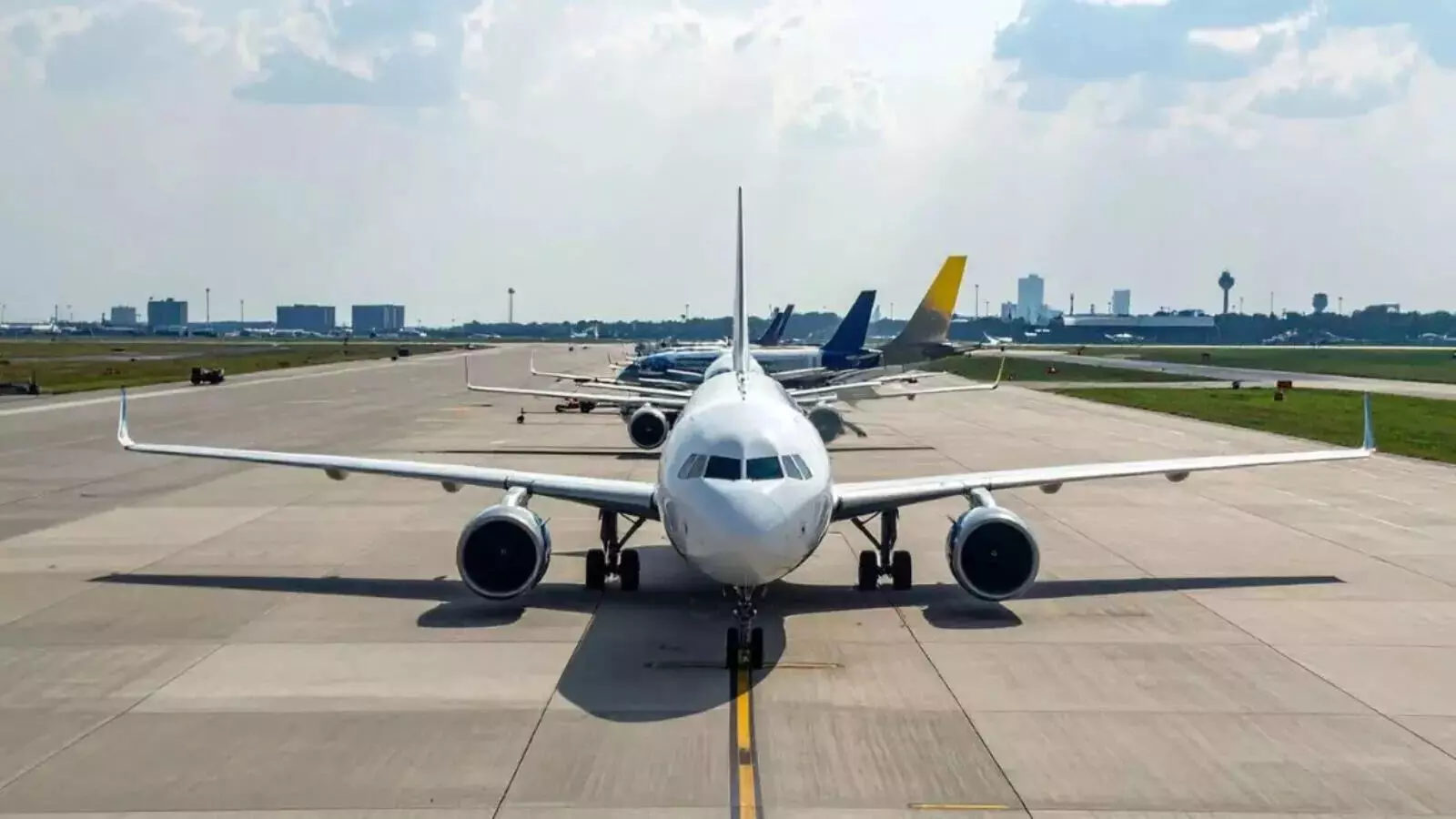 दिल्ली एयरपोर्ट ATC सिस्टम में गड़बड़ी, 800 उड़ानों में देरी; सिस्टम बहाल