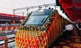 काशी से रवाना हुई वंदे भारत एक्सप्रेस, हर-हर महादेव के जयघोष के बीच पीएम मोदी ने दिखाई हरी झंडी