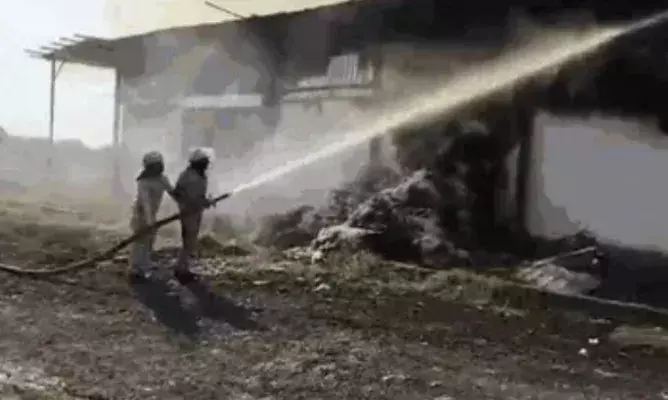 धागा फैक्ट्री में भीषण आग: छह दमकल गाड़ियां मौके पर, कई किलोमीटर दूर तक दिखीं लपटें