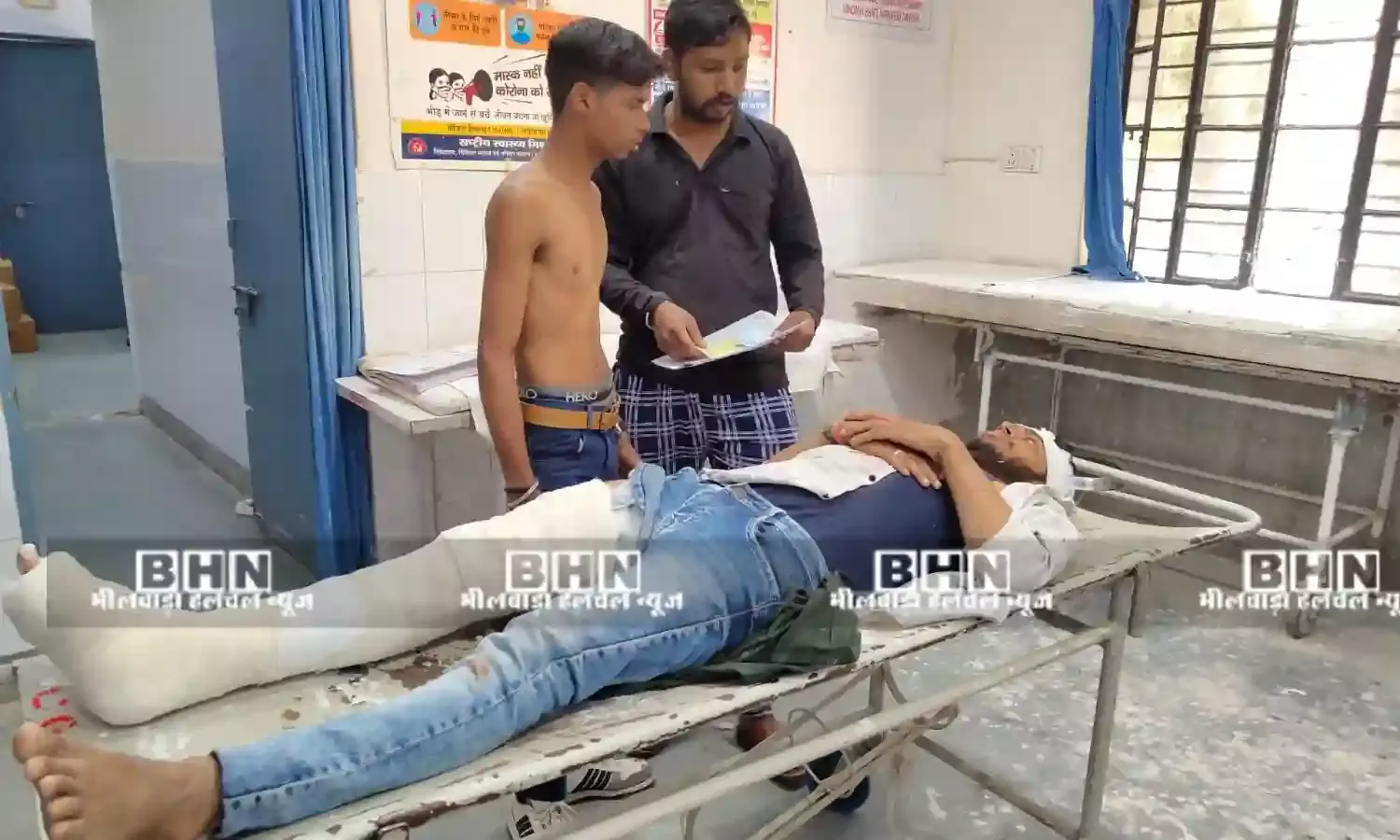 सवाईपुर में टकराये तीन वाहन, बाइक सवार दो भाई गंभीर घायल