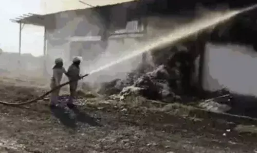 धागा फैक्ट्री में भीषण आग: छह दमकल गाड़ियां मौके पर, कई किलोमीटर दूर तक दिखीं लपटें