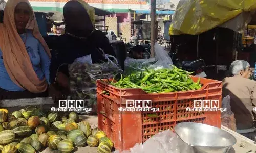 टेक्स हटाने का विधायक के आश्वासन के बाद ठेले खोमचा व्यापारियों ने धंधा शुरू किया