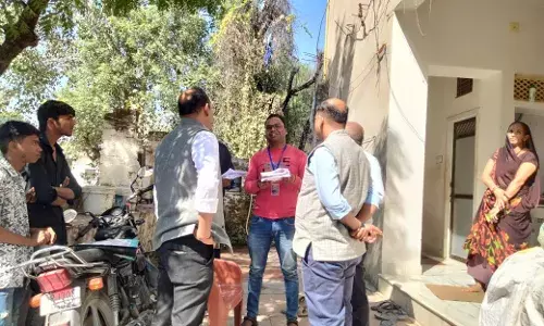 बीएलओ घर-घर पहुंचकर दे रहे गणना प्रपत्र, मतदाताओं से समय पर भरने की अपील बीएलओ घर-घर पहुंचकर दे रहे गणना प्रपत्र, मतदाताओं से समय पर भरने की अपील