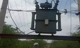 ग्रामीणों ने बिजली विभाग और पुलिस पर लगाया लापरवाही का आरोप