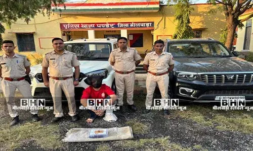 पुलिस पर फायरिंग करने वाला 25 हजार का इनामी आरोपी गिरफ्तार, दो स्कॉर्पियो और पिस्टल जब्त पुलिस पर फायरिंग करने वाला 25 हजार का इनामी आरोपी गिरफ्तार, दो स्कॉर्पियो और पिस्टल जब्त