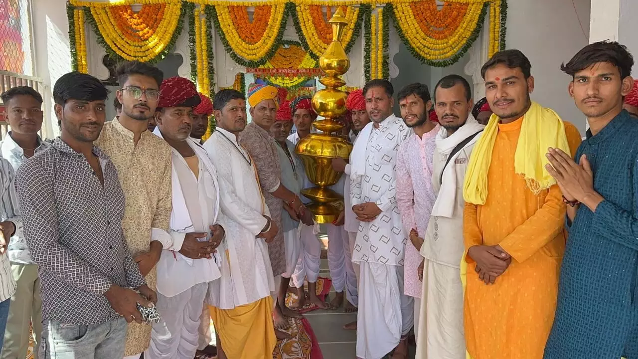 पुरोहित का खेड़ा चारभुनाथ मंदिर शिखर पर हुई स्वर्ण कलश स्थापना पुरोहित का खेड़ा चारभुनाथ मंदिर शिखर पर हुई स्वर्ण कलश स्थापना