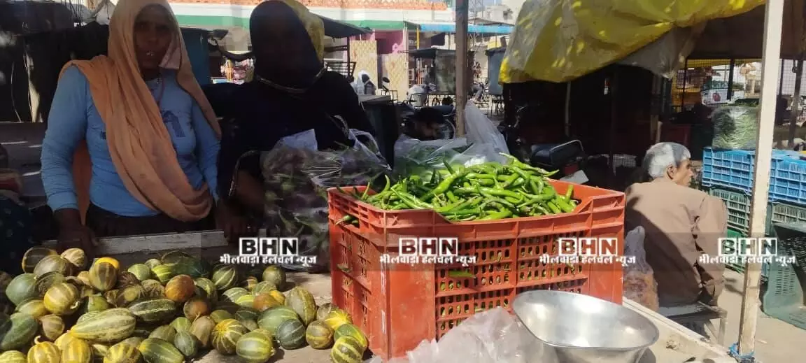 टेक्स हटाने का विधायक के आश्वासन के बाद ठेले खोमचा व्यापारियों ने धंधा शुरू किया