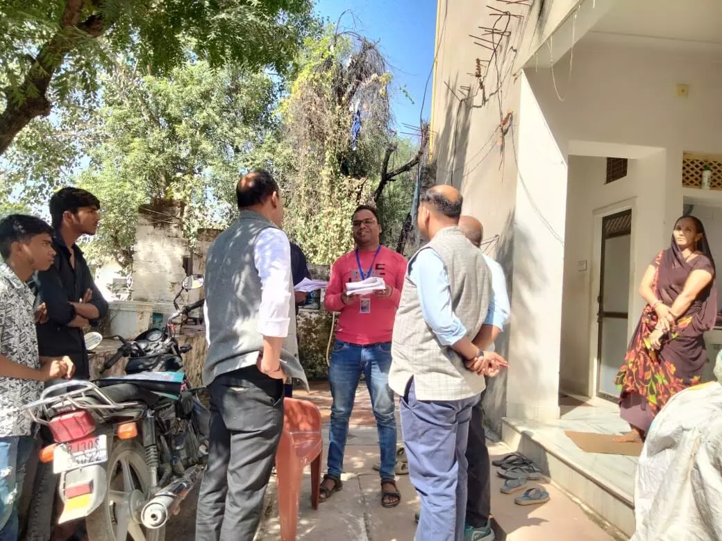 बीएलओ घर-घर पहुंचकर दे रहे गणना प्रपत्र, मतदाताओं से समय पर भरने की अपील