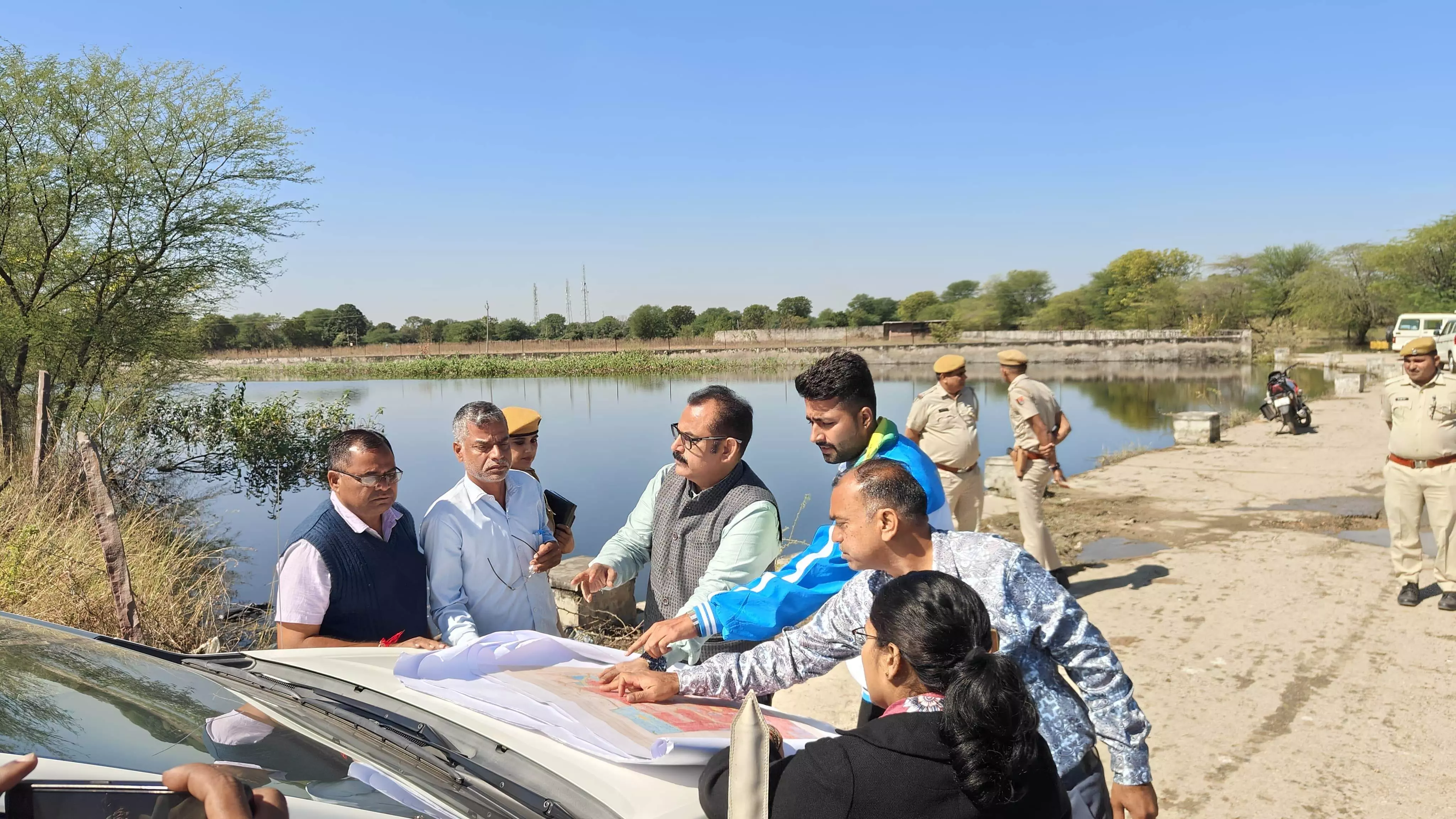 किसानों की मांग पर रात्रि में खोले गए बांध के छह गेट, नदी तट पर सतर्कता बरतने की अपील किसानों की मांग पर रात्रि में खोले गए बांध के छह गेट, नदी तट पर सतर्कता बरतने की अपील