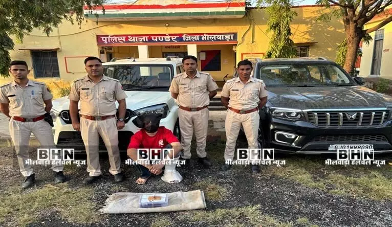पुलिस पर फायरिंग करने वाला 25 हजार का इनामी आरोपी गिरफ्तार, दो स्कॉर्पियो और पिस्टल जब्त पुलिस पर फायरिंग करने वाला 25 हजार का इनामी आरोपी गिरफ्तार, दो स्कॉर्पियो और पिस्टल जब्त