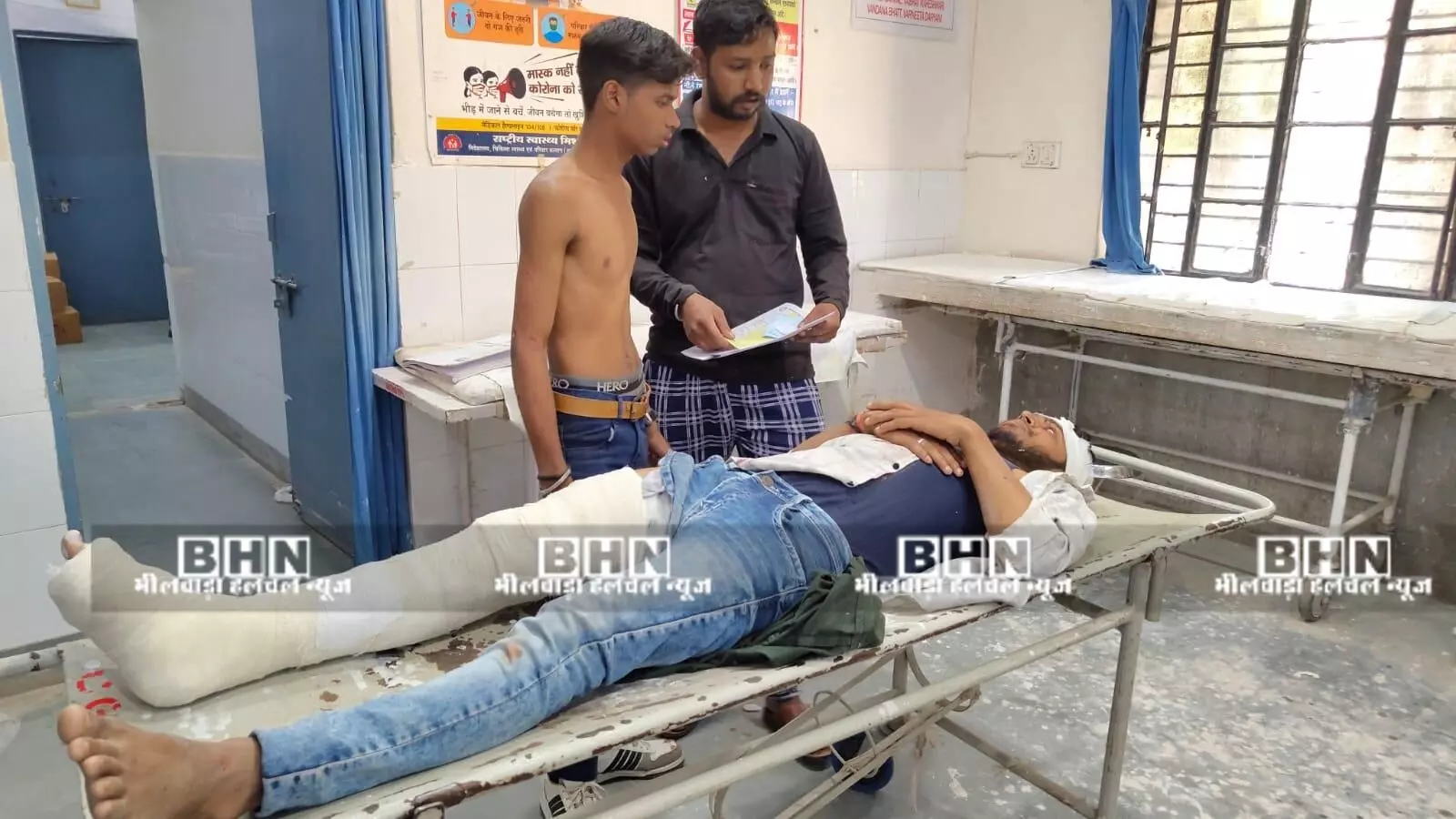 सवाईपुर में टकराये तीन वाहन, बाइक सवार दो भाई गंभीर घायल