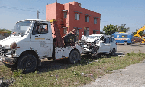 सालासर से लौटते गुजराती  परिवार की कार ट्रक से टकराई, 3 बच्चों सहित 5 लोग गंभीर घायल