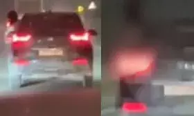 शहीद पथ पर चलती कार में युवती का स्टंट, कपड़े उतारने का वीडियो वायरल, पुलिस जांच में जुटी शहीद पथ पर चलती कार में युवती का स्टंट, कपड़े उतारने का वीडियो वायरल, पुलिस जांच में जुटी