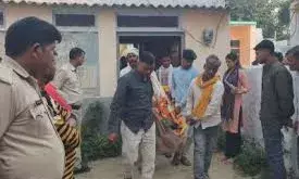 शराबी बेटे ने कुल्हाड़ी से मां-बाप की हत्या की, फरार हुआ आरोपी