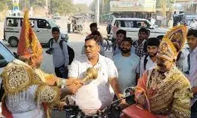 सड़क सुरक्षा अभियान के तहत यमराज ने दिया ट्रैफिक नियमों की दी नसीहत