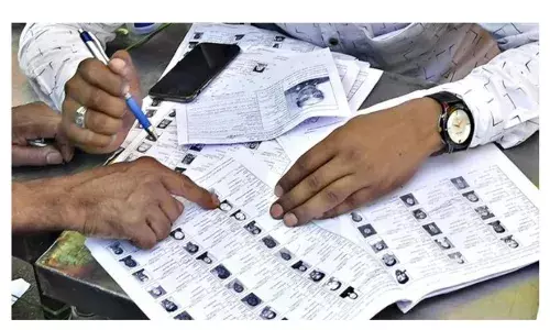 घर-घर जाने के बजाय चाय की दुकान पर बांट रहे थे फॉर्म, 8 BLO को कारण बताओ नोटिस जारी घर-घर जाने के बजाय चाय की दुकान पर बांट रहे थे फॉर्म, 8 BLO को कारण बताओ नोटिस जारी