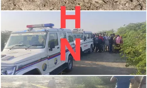 घर से मजदूरी करने गई महिला की हत्या, शव के पास मिली बीयर की बोतलें और टिफिन घर से मजदूरी करने गई महिला की हत्या, शव के पास मिली बीयर की बोतलें और टिफिन