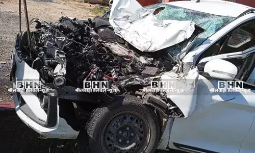 सालासर बालाजी से लौटते वक्त सरेरी के पास कार ट्रक से टकराई, पांच लोग गंभीर घायल