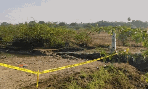 घर से मजदूरी करने गई महिला की हत्या, शव के पास मिली बीयर की बोतलें और टिफिन घर से मजदूरी करने गई महिला की हत्या, शव के पास मिली बीयर की बोतलें और टिफिन