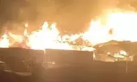 भोपाल पात्रा पुल पर लकड़ी के टालों में भयंकर आग, 25 दमकल मौके पर लगी आग पर काबू पाने में लगी भोपाल पात्रा पुल पर लकड़ी के टालों में भयंकर आग, 25 दमकल मौके पर लगी आग पर काबू पाने में लगी