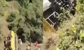 नंदुरबार में भीषण स्कूल बस हादसा: खाई में गिरी बस, 2 बच्चों की मौत, दर्जनों घायल नंदुरबार में भीषण स्कूल बस हादसा: खाई में गिरी बस, 2 बच्चों की मौत, दर्जनों घायल