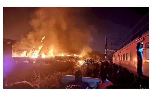 रेलवे लाइन के पास भड़की आग , गुजरती रहीं ट्रेन....: टिंबर मार्केट की दुकानें जलकर खाक