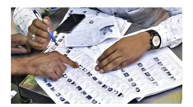 घर-घर जाने के बजाय चाय की दुकान पर बांट रहे थे फॉर्म, 8 BLO को कारण बताओ नोटिस जारी घर-घर जाने के बजाय चाय की दुकान पर बांट रहे थे फॉर्म, 8 BLO को कारण बताओ नोटिस जारी