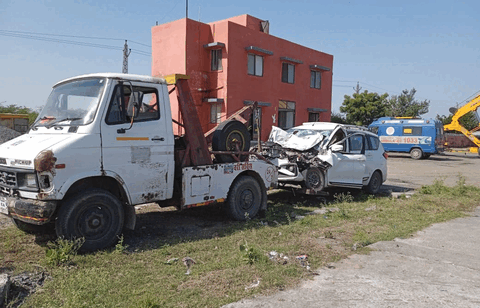 सालासर से लौटते गुजराती परिवार की कार ट्रक से टकराई, 3 बच्चों सहित 5 लोग गंभीर घायल सालासर से लौटते गुजराती परिवार की कार ट्रक से टकराई, 3 बच्चों सहित 5 लोग गंभीर घायल