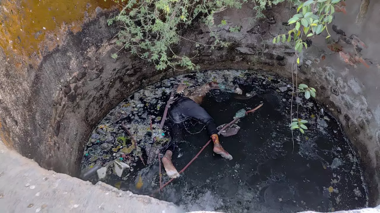 कुएं में मिली युवक की लाश, हत्या या आत्महत्या? कुएं में मिली युवक की लाश, हत्या या आत्महत्या?