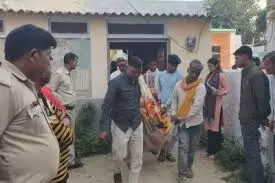 शराबी बेटे ने कुल्हाड़ी से मां-बाप की हत्या की, फरार हुआ आरोपी शराबी बेटे ने कुल्हाड़ी से मां-बाप की हत्या की, फरार हुआ आरोपी