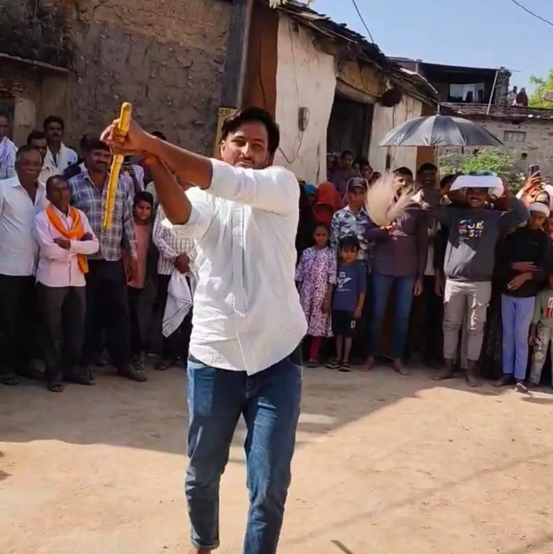 सोपुरा गांव में समाधि पूजन पर हुआ अखाड़ा प्रदर्शन, करतब देखकर दंग रह गए लोग सोपुरा गांव में समाधि पूजन पर हुआ अखाड़ा प्रदर्शन, करतब देखकर दंग रह गए लोग