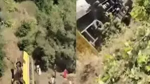 नंदुरबार में भीषण स्कूल बस हादसा: खाई में गिरी बस, 2 बच्चों की मौत, दर्जनों घायल नंदुरबार में भीषण स्कूल बस हादसा: खाई में गिरी बस, 2 बच्चों की मौत, दर्जनों घायल