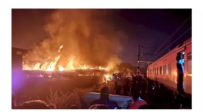 रेलवे लाइन के पास भड़की आग , गुजरती रहीं ट्रेन....: टिंबर मार्केट की दुकानें जलकर खाक