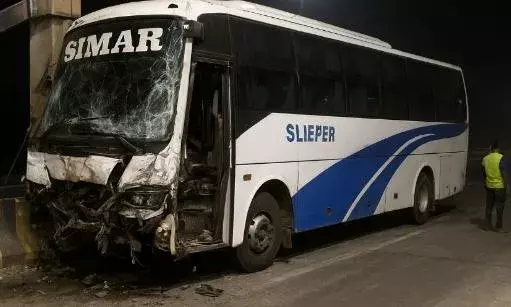 नासिक-अजमेर हाईवे पर भीलवाड़ा  आ रही स्लीपर ट्रोले से टकराई,  कोटडी की तीन वर्षीय बालिका की मौत, तीन घायल