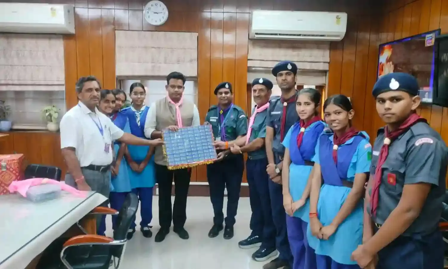 जिला कलक्टर ने किया स्काउट गाइड स्टीकर का विमोचन जिला कलक्टर ने किया स्काउट गाइड स्टीकर का विमोचन